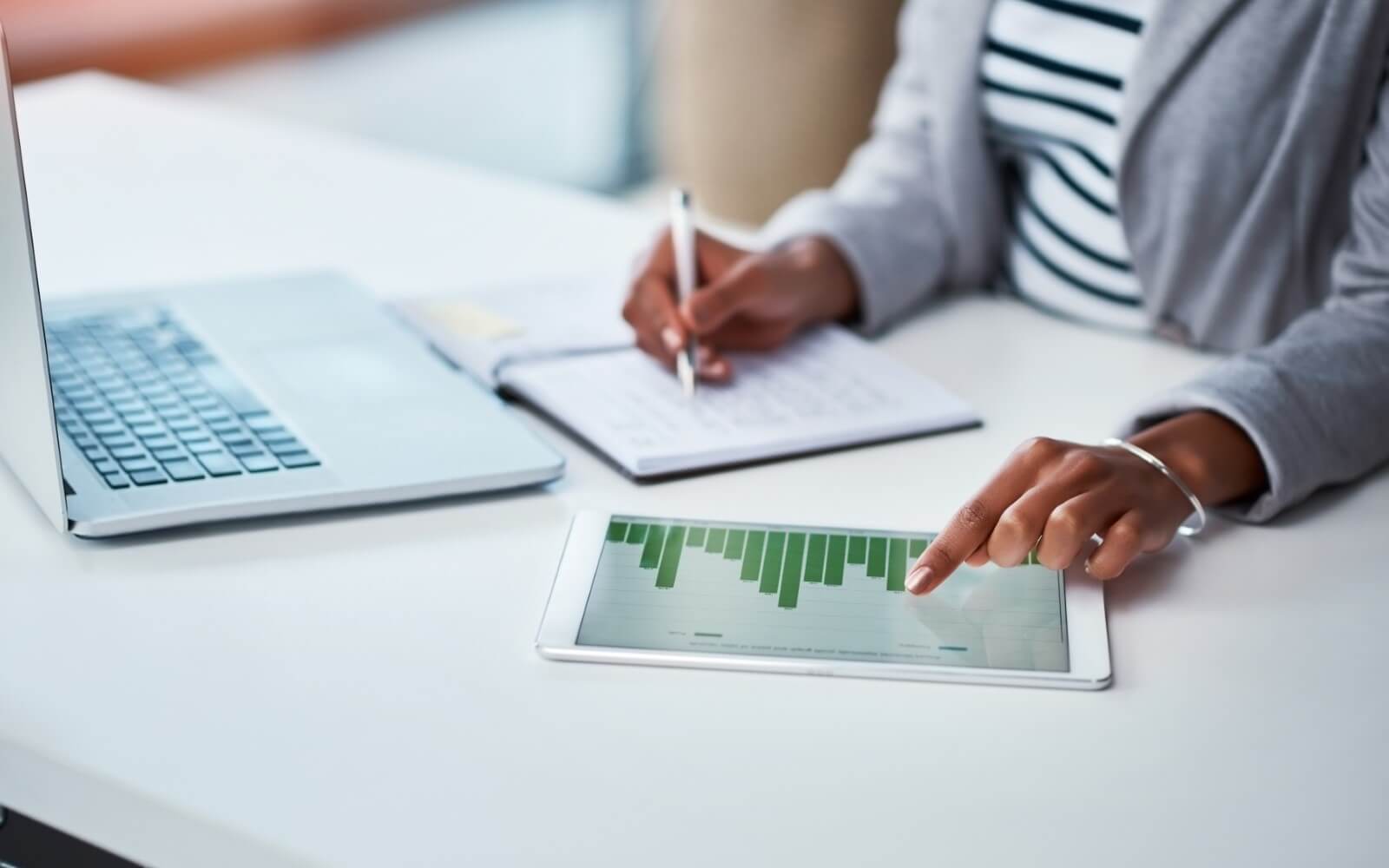 Personalchefin mit statistischer Auswertung und einem Notizbuch.