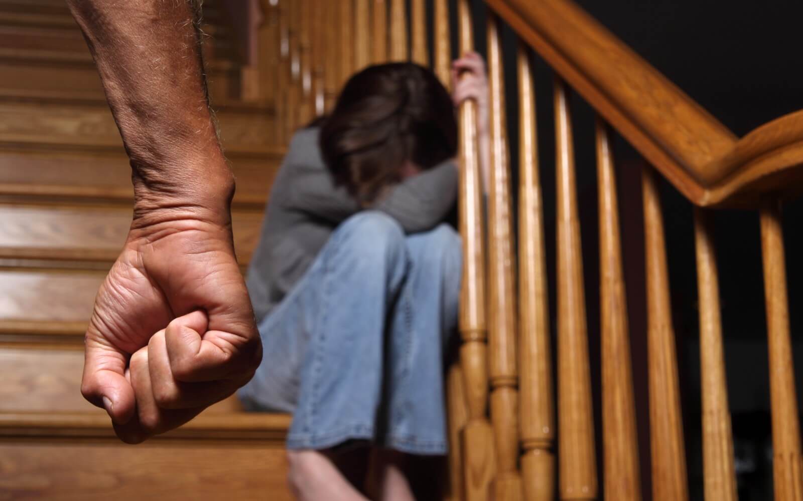 Vater steht mit geballter Faust vor seiner Tochter