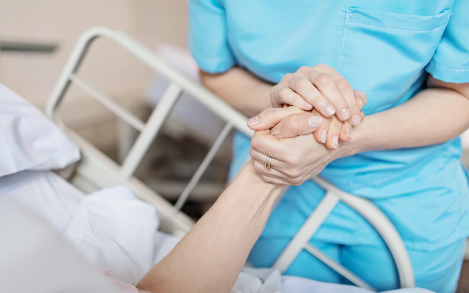 Krankenschwester, senior Frau Hand hält